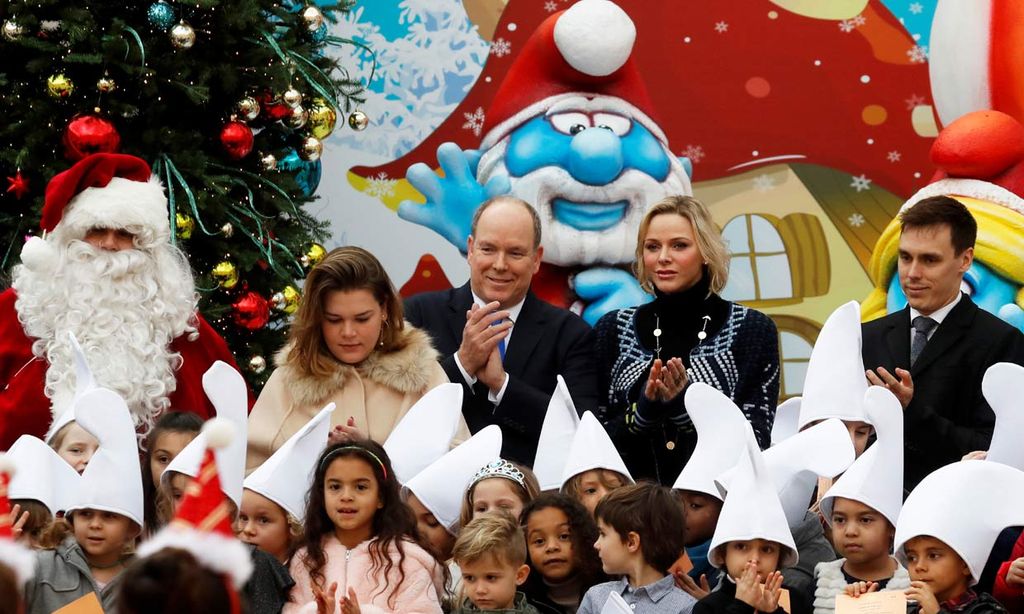 ¡Una Navidad entre pitufos! Alberto y Charlene de Mónaco asisten a la tradicional ceremonia del árbol