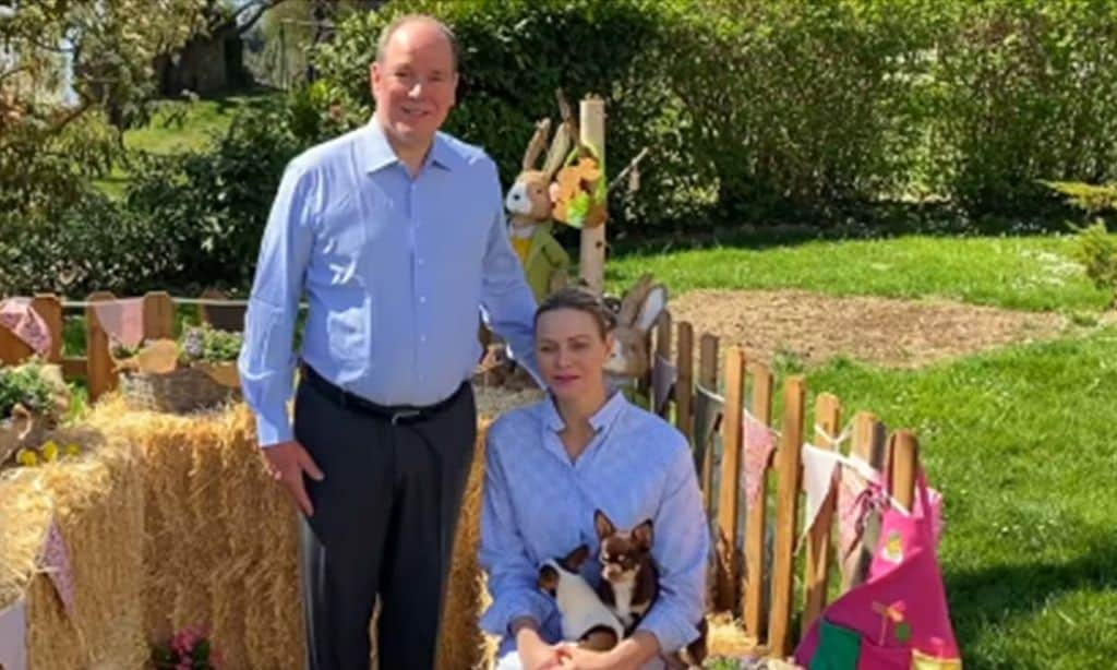 En el jardín y con sus mascotas, así ha sido la primera reaparición juntos de Alberto y Charlene en casi tres meses