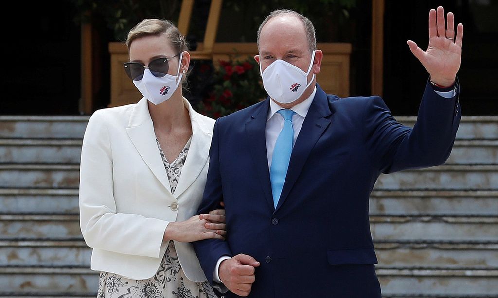 Charlene de Mónaco, muy pendiente de su marido en un acto que ha reunido a buena parte de la Familia Real