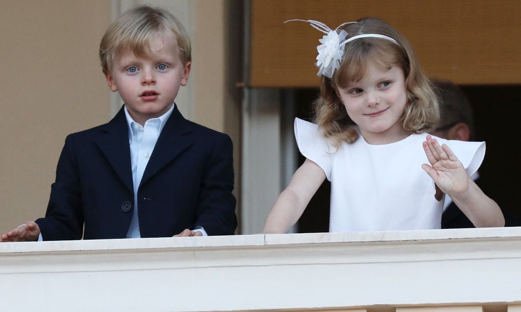 Elegantes y coquetos, Jacques y Gabriella de Mónaco inauguran el verano desde el balcón Grimaldi