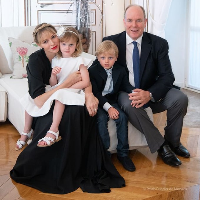 Alberto y Charlene de Mónaco celebran su aniversario con una estampa familiar de lo más 'glamourosa'
