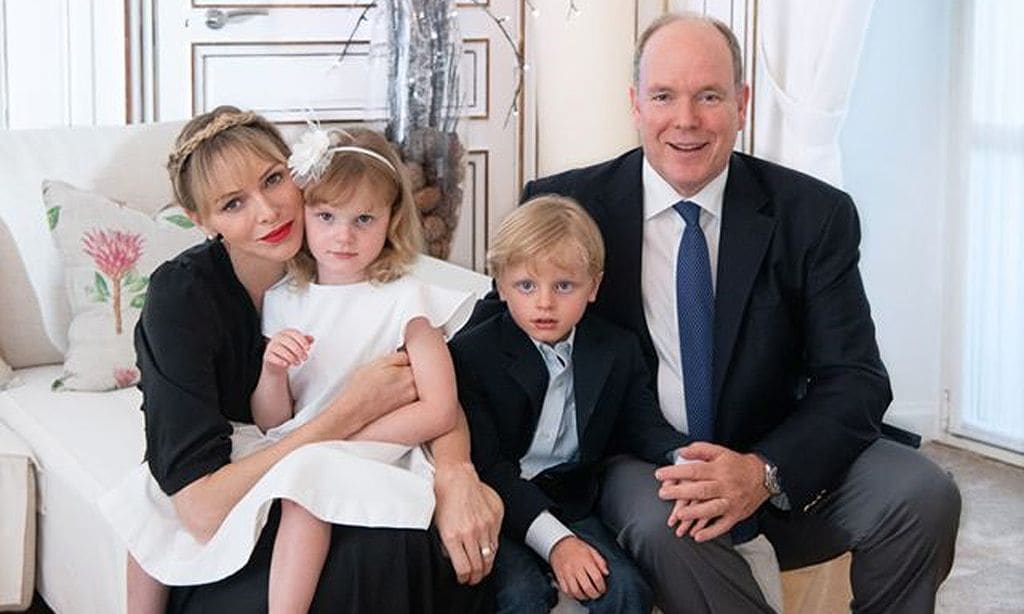 Alberto y Charlene de Mónaco celebran su aniversario con una estampa familiar de lo más 'glamourosa'
