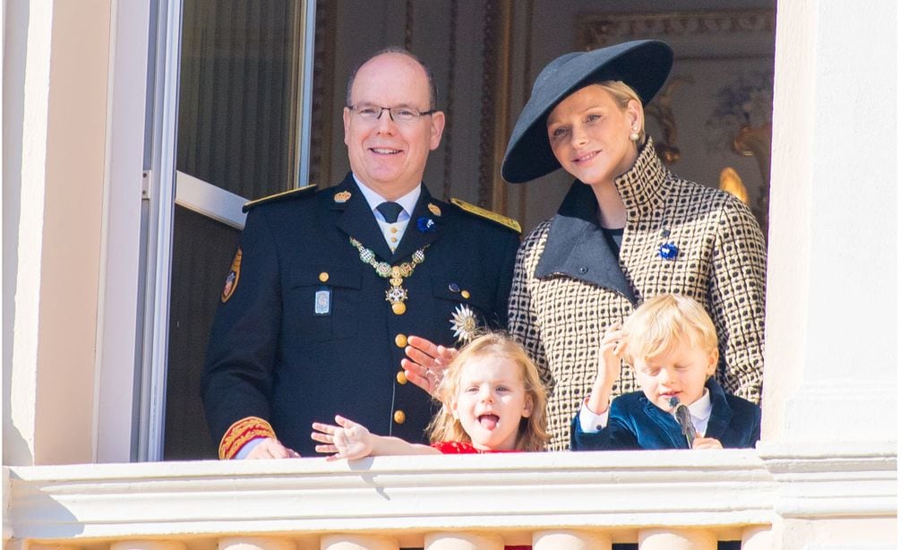 Alberto de Mónaco, con Charlene y sus hijos Jaques y Gabriella