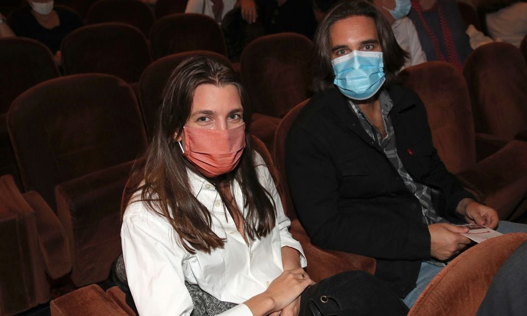 Casi logran pasar desapercibidos: Carlota Casiraghi y Dimitri Rassam reaparecen en París