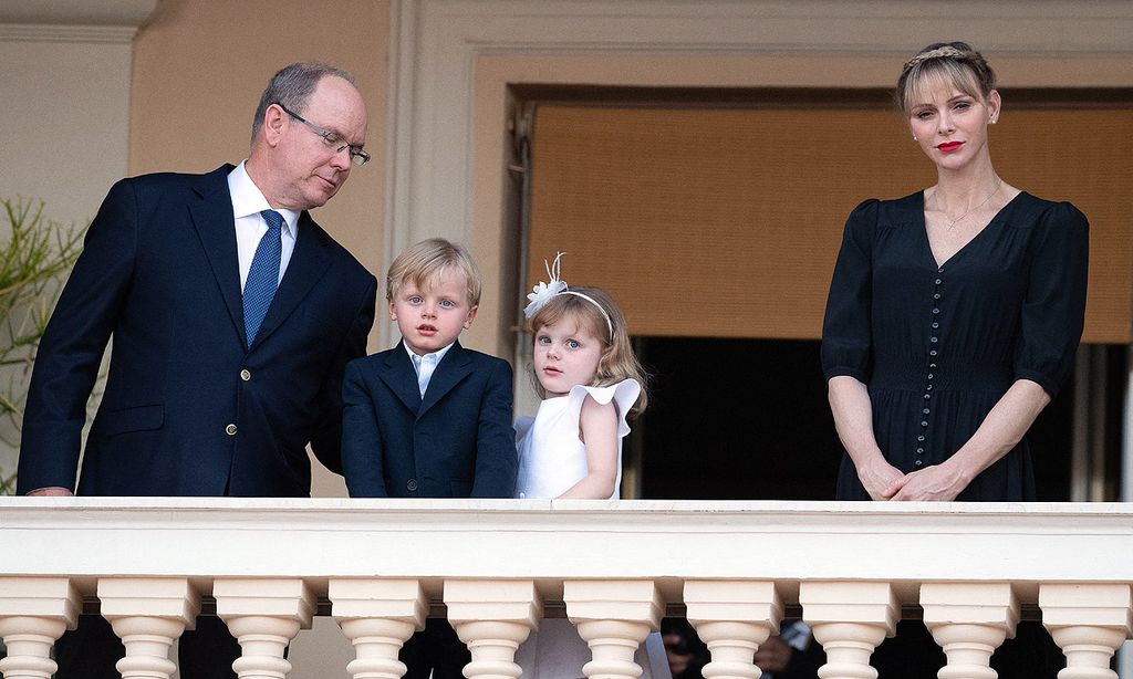 Alberto y Charlene de Mónaco con sus hijos