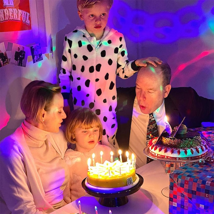  Jacques y Gabriella celebran su cumpleaños con tartas, decenas de velas....y en pijama