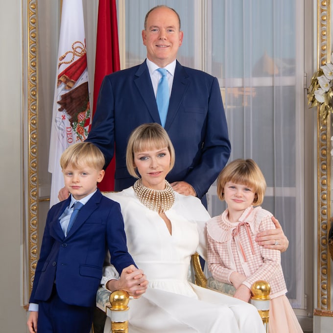 Jacques y Gabriella de Mónaco, dos principitos muy formales en la nuevas fotos oficiales con sus padres