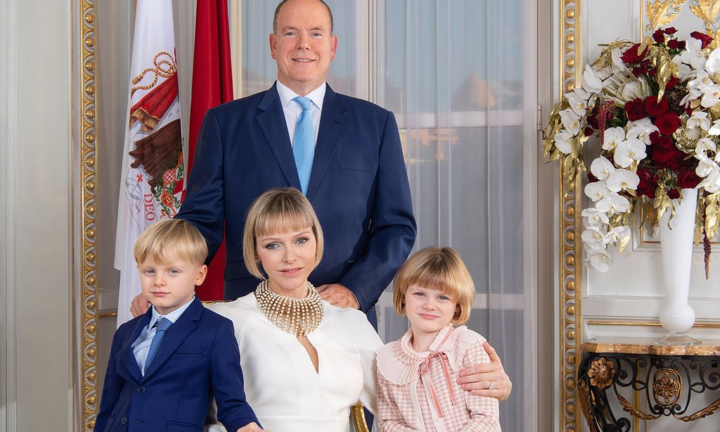 Jacques y Gabriella de Mónaco, dos principitos muy formales en la nuevas fotos oficiales con sus padres