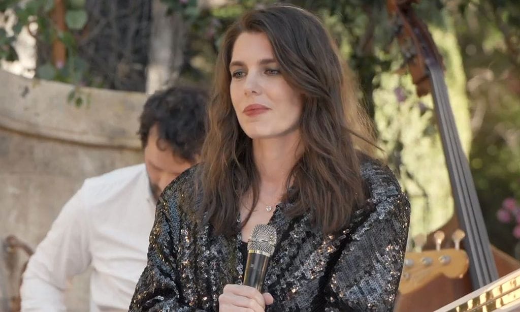 Escucha a Carlota Casiraghi en su debut como cantante