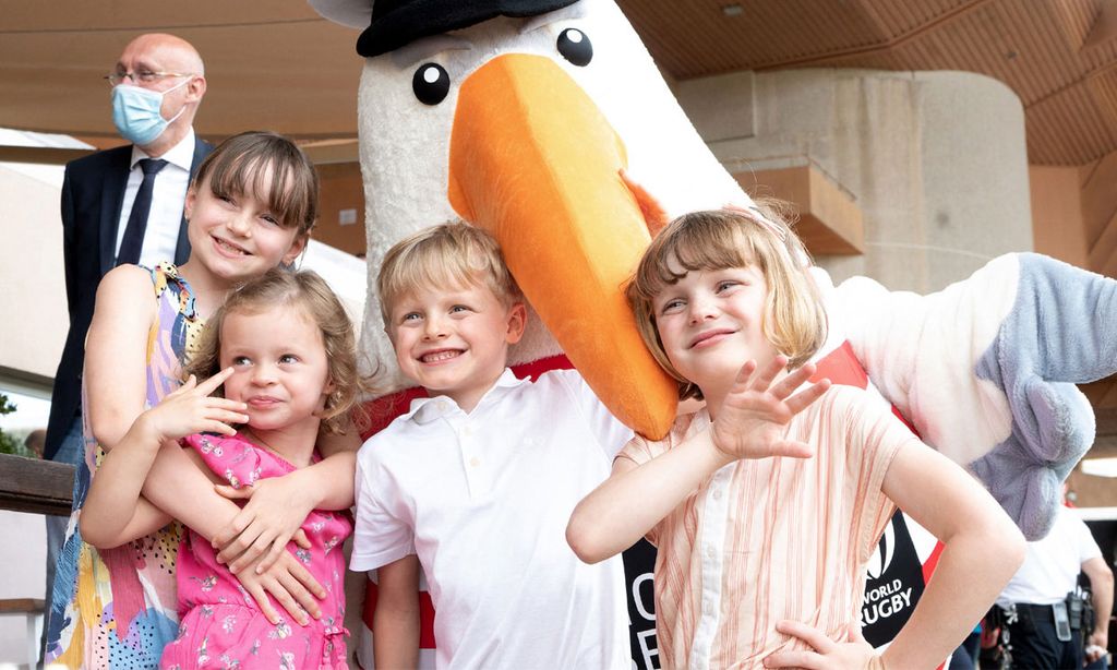 ¡Una gaviota gigante! Las simpáticas imágenes de Jacques y Gabriella de Mónaco con la mascota del rugby