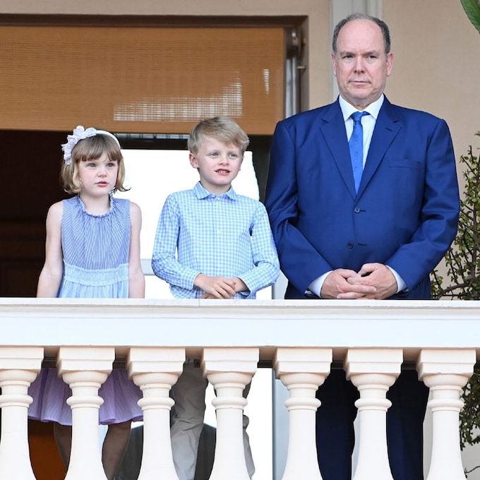  Alberto de Mónaco y sus hijos reaparecen tranquilos en Mónaco mientras Charlene se operaba en Sudáfrica 
