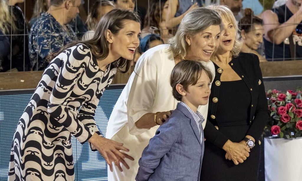 Raphaël, el hijo mayor de Carlota Casiraghi, conquista la hípica de Montecarlo con su espontaneidad y simpatía