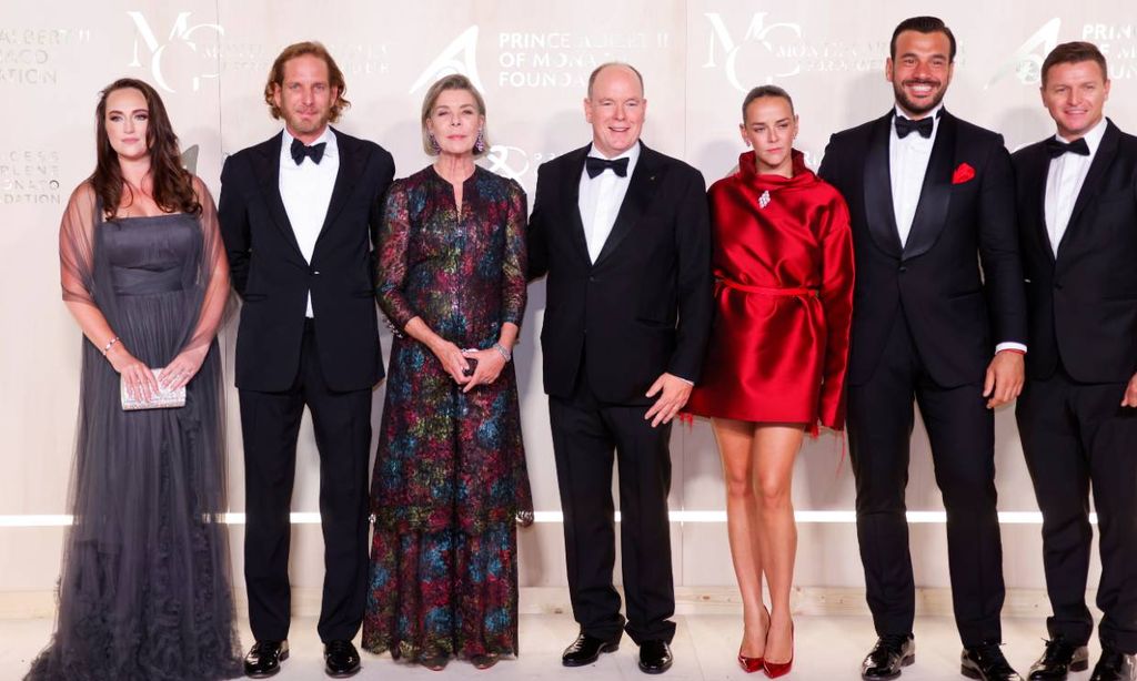 Alberto de Mónaco, junto a su hermana Carolina, anfitrión de una gala por el planeta marcada por la ausencia de la princesa Charlene