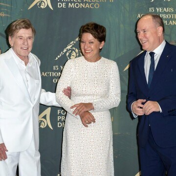 Alberto de Mónaco ejerce de anfitrión con Robert Redford y su mujer en la cuenta atrás para el regreso de Charlene