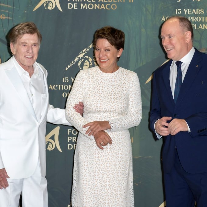 Alberto de Mónaco ejerce de anfitrión con Robert Redford y su mujer en la cuenta atrás para el regreso de Charlene