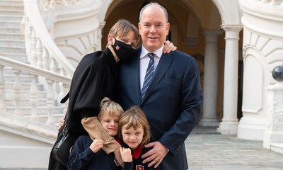 Las imágenes del cariñoso reencuentro de Charlene con su marido y sus hijos en Mónaco tras seis meses separados