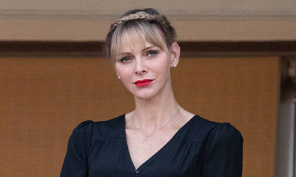 La princesa Charlene vuelve de Sudáfrica con un acompañante inesperado