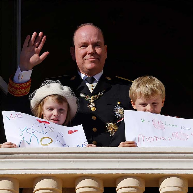 El mensaje de Jacques y Gabriella de Mónaco a Charlene desde el balcón de palacio: 'Te echamos de menos, mami'