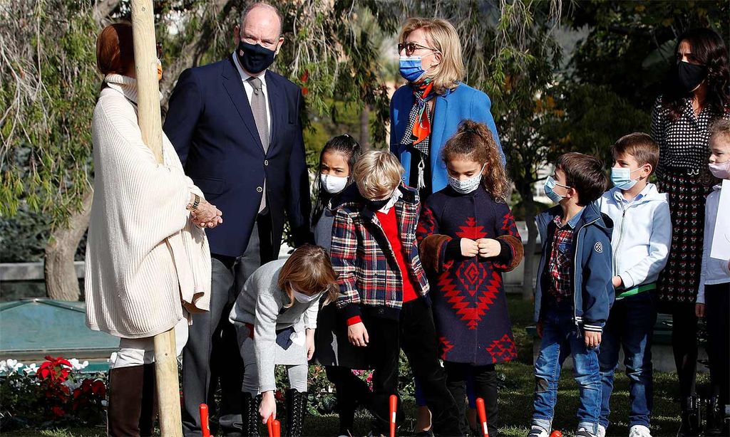 Alberto de Mónaco reaparece con sus hijos en un acto simbólico con guiño a Charlene