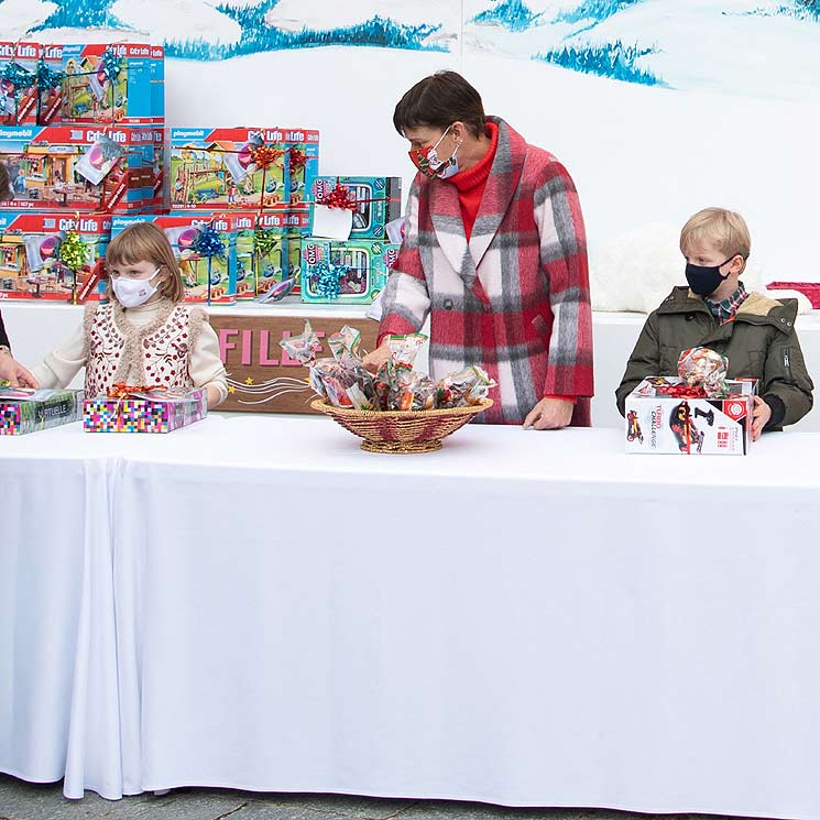 ¡Sin sus padres! Jacques y Gabriella, protagonistas absolutos en la entrega de regalos de Navidad en Mónaco