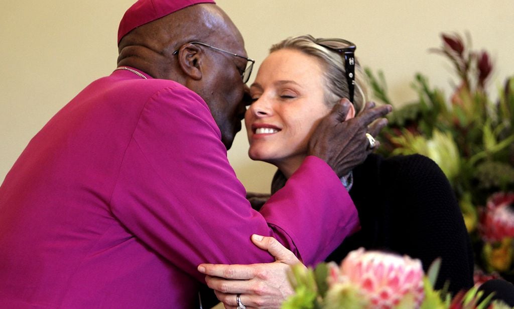 Charlene de Mónaco rinde un sentido homenaje a su 'querido amigo' Desmond Tutu, el fallecido Nobel de la Paz