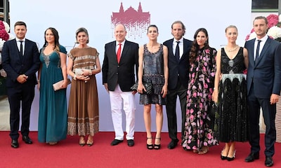 Alberto de Mónaco, rodeado de los Grimaldi y también de la familia de Charlene