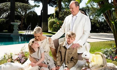 Cinco meses después de su última imagen juntos, Alberto y Charlene de Mónaco vuelven a posar acompañados por sus hijos
