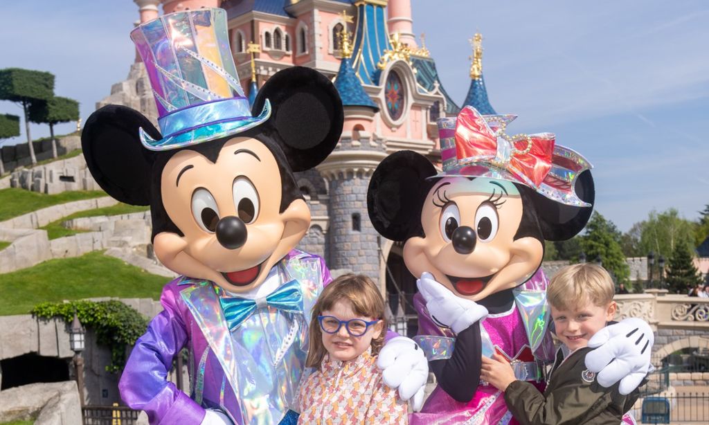 El príncipe Alberto y sus hijos en Disneyland Paris