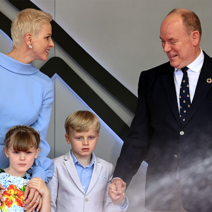Charlene de Mónaco, muy sonriente con su marido y sus hijos en la Fórmula 1 tras desmentir los rumores de crisis