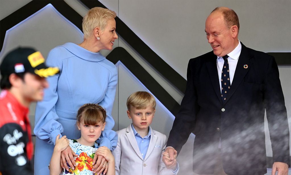 Charlene de Mónaco, muy sonriente con su marido y sus hijos en la Fórmula 1 tras desmentir los rumores de crisis