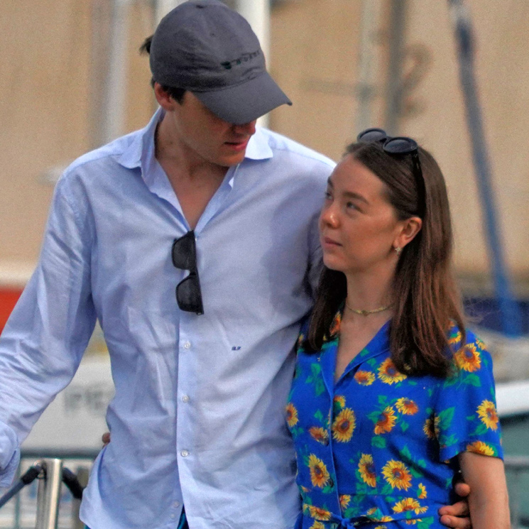 Alexandra de Hannover y su novio, románticas vacaciones en Saint-Tropez con un simpático acompañante