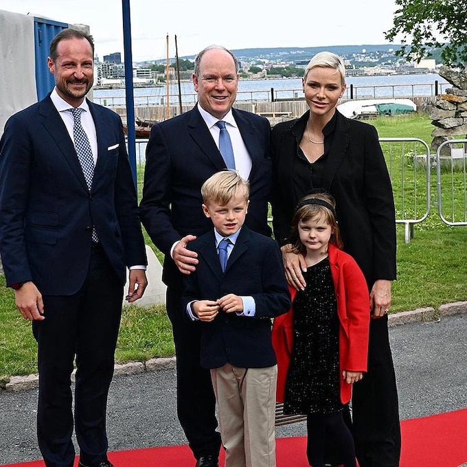 Charlene de Mónaco, en su primer viaje oficial con el príncipe Alberto y sus hijos en más de un año