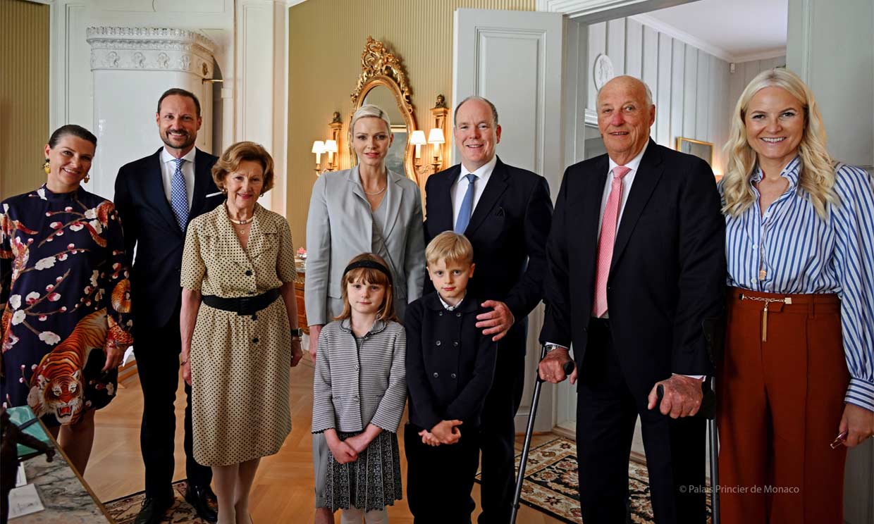 Jacques y Gabriella de Mónaco con sus padres y con la Familia Real noruega