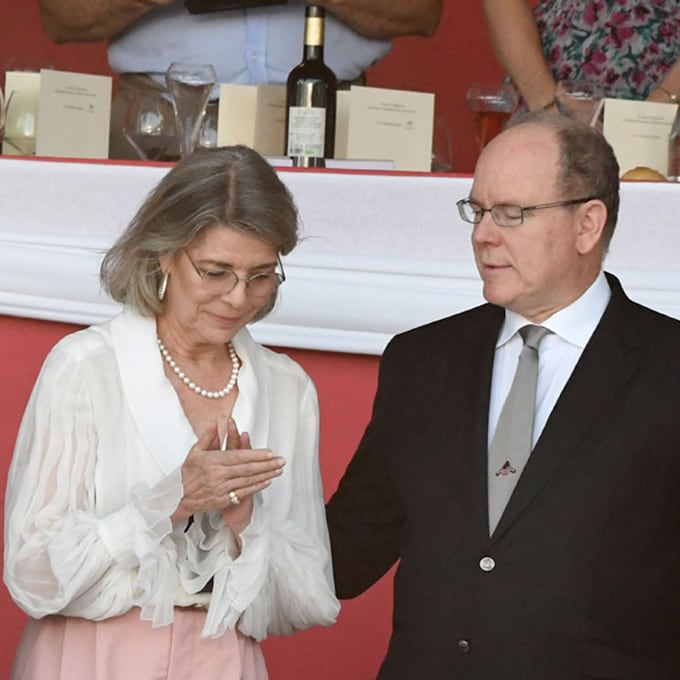 El príncipe Alberto reaparece en una cena de gala junto a Carolina y Carlota de Mónaco tras su aniversario de boda
