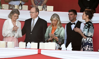 El príncipe Alberto reaparece en una cena de gala junto a Carolina y Carlota de Mónaco tras su aniversario de boda