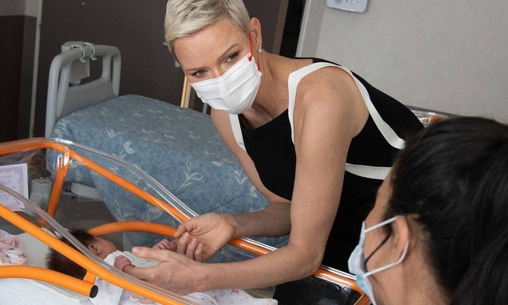Charlene de Mónaco muestra su lado más cariñoso con los nuevos bebés del Principado en un hospital lleno de recuerdos