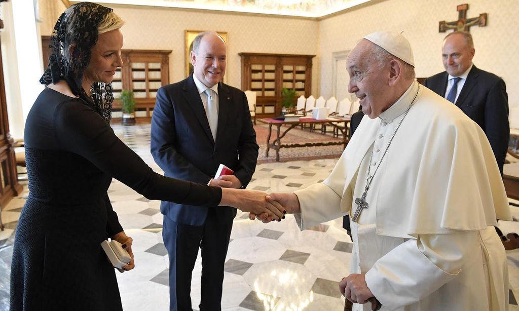 El Papa Francisco saluda a la princesa Charlene