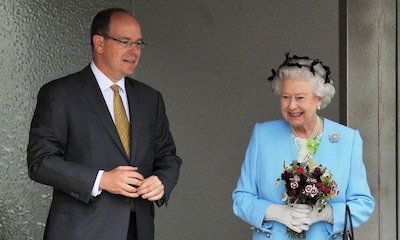 Alberto y Charlene de Mónaco asisten a un sentido homenaje en recuerdo a la reina Isabel II
