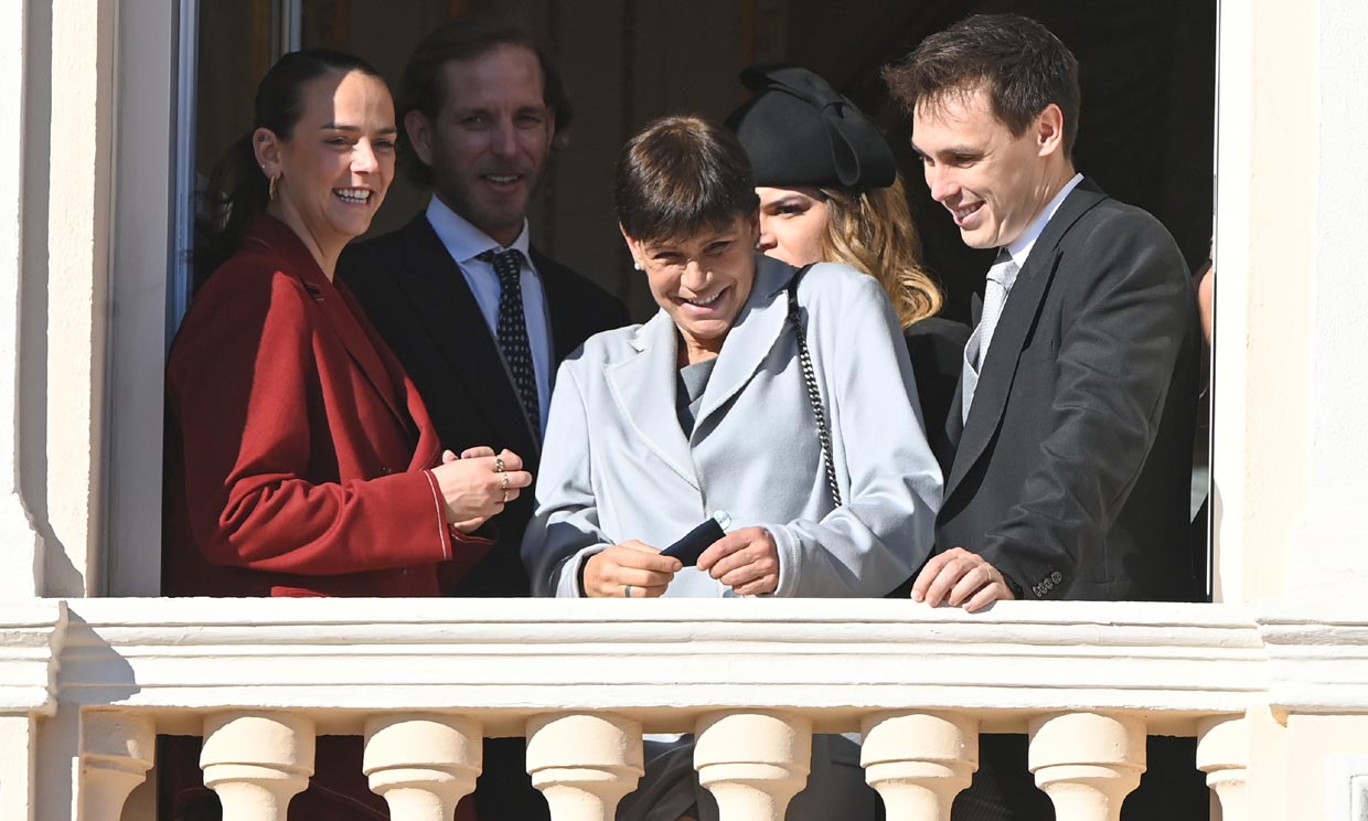 La princesa Estefanía con sus hijos en el balcón del Palacio Grimaldi