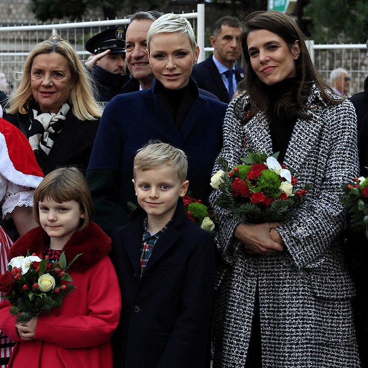 La princesa Charlene y Carlota Casiraghi inauguran la Navidad en Mónaco junto a los pequeños Jacques y Gabriella