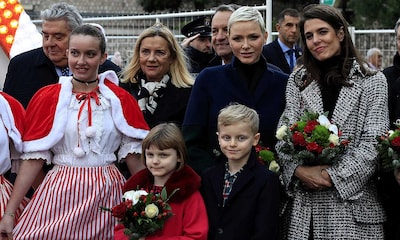 La princesa Charlene y Carlota Casiraghi inauguran la Navidad en Mónaco junto a los pequeños Jacques y Gabriella