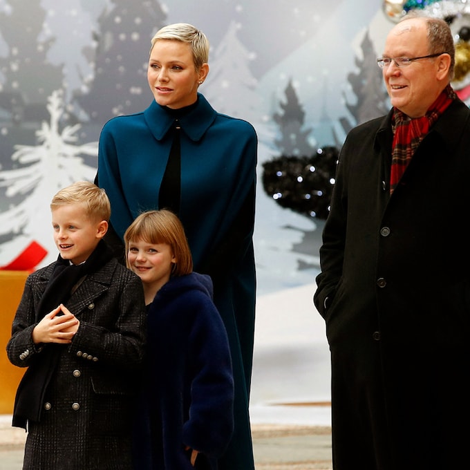 Jacques y Gabriella de Mónaco reciben a Papá Noel en el Palacio Grimaldi, convertido en un rincón del Polo Norte