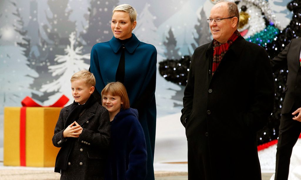 Jacques y Gabriella de Mónaco reciben a Papá Noel en el Palacio Grimaldi, convertido en un rincón del Polo Norte
