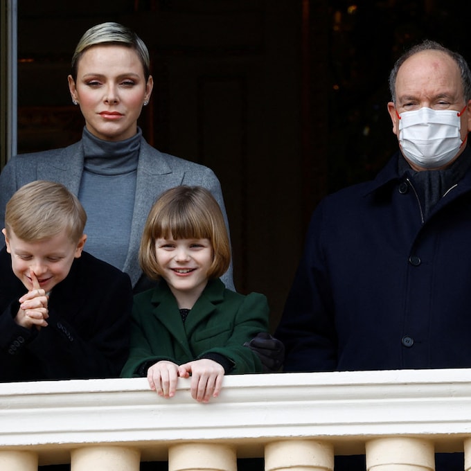 Alberto de Mónaco reaparece por sorpresa junto a Charlene y sus hijos para homenajear a la patrona del Principado