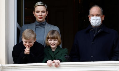 Alberto de Mónaco reaparece por sorpresa junto a Charlene y sus hijos para homenajear a la patrona del Principado
