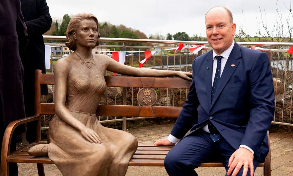 Alberto de Mónaco posa junto a la estatua de su madre