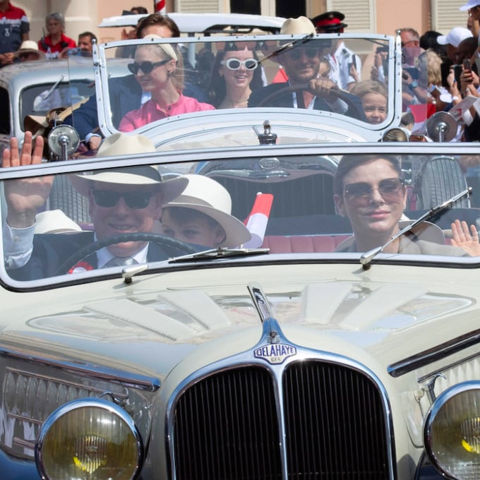 Los Grimaldi recorren Mónaco en coches clásicos para homenajear al príncipe Rainiero