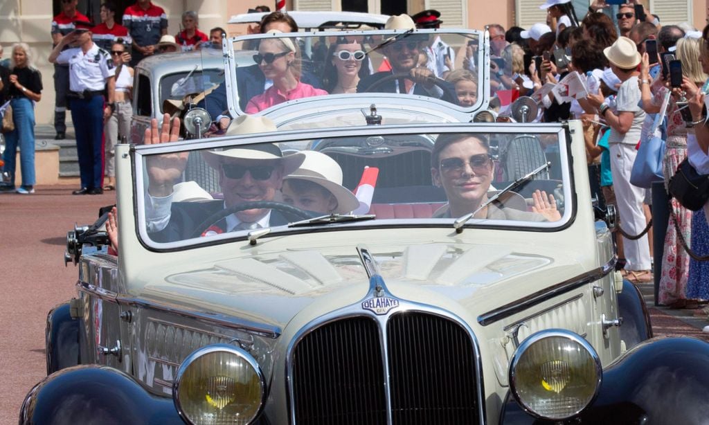 Los Grimaldi recorren Mónaco en coches clásicos para homenajear al príncipe Rainiero