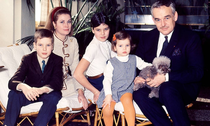 Rainiero y Grace Kelly con sus hijos