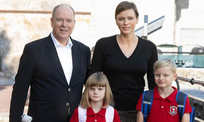 Alberto y Charlene de Mónaco con sus hijos